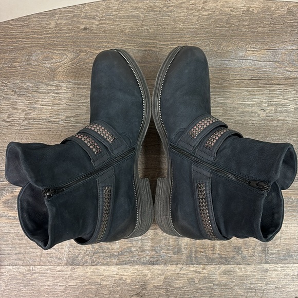 Stylish Black Ankle Boots - Picture 4 of 12